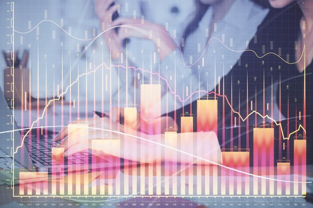Exposición múltiple de manos femeninas escribiendo en computadora y dibujo de hologramas de gráficos financieros Concepto de análisis del mercado de valores