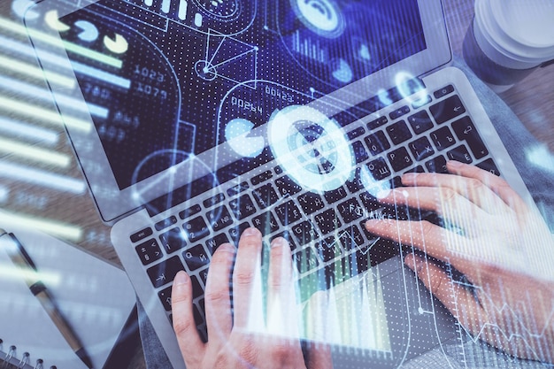 Exposición múltiple de las manos del hombre escribiendo sobre el teclado de la computadora y el concepto de tecnología de vista superior del dibujo del holograma del tema de datos