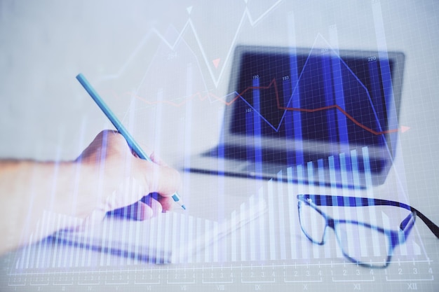 Exposición múltiple de manos de hombre con gráfico de divisas del mercado de valores