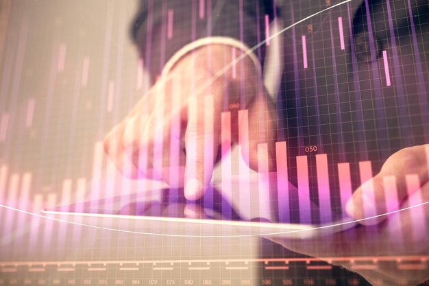 Exposición múltiple de las manos del hombre sosteniendo y usando un teléfono y dibujando gráficos financieros Concepto de análisis de mercado