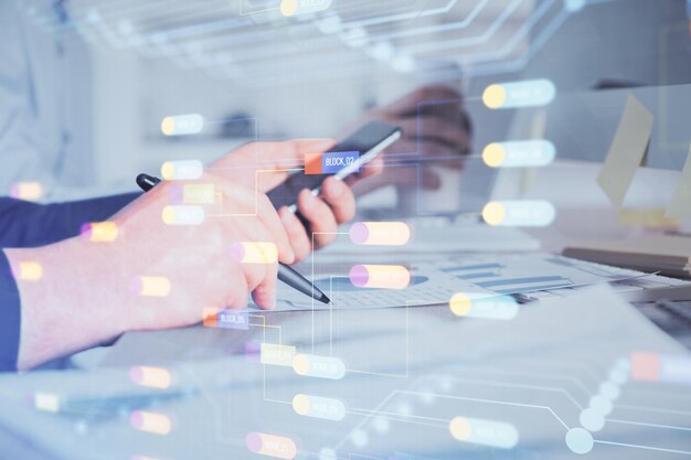 Exposición múltiple de las manos del hombre sosteniendo y utilizando un dispositivo digital y dibujo del tema de los datos Concepto de innovación