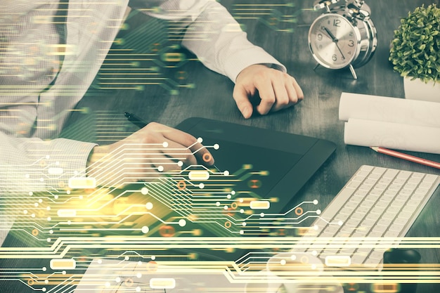 Exposición múltiple de las manos del hombre sosteniendo y utilizando un dispositivo digital y dibujo del tema de los datos Concepto de innovación