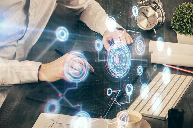 Exposición múltiple de las manos del hombre sosteniendo y utilizando un dispositivo digital y dibujo del tema de los datos Concepto de innovación