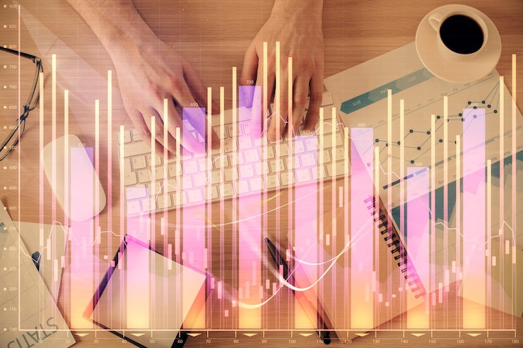 Foto exposición múltiple de las manos de los hombres escribiendo en el teclado de la computadora y dibujo de hologramas de gráficos de divisas vista superior concepto de mercados financieros