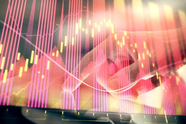 Exposición múltiple de las manos de los hombres sosteniendo y usando un teléfono digital y dibujando gráficos de divisas Concepto de mercado financiero