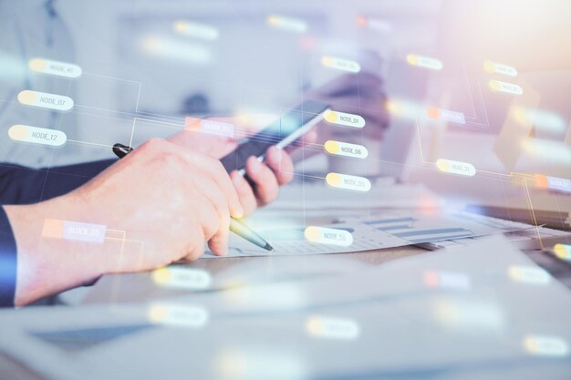 Exposición múltiple de las manos de los hombres sosteniendo y utilizando un dispositivo digital y dibujo del tema de los datos Concepto de innovación
