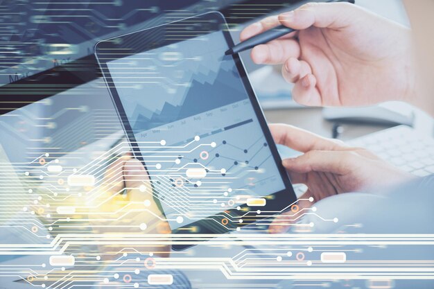 Exposición múltiple de las manos de los hombres sosteniendo y utilizando un dispositivo digital y dibujo del tema de los datos Concepto de innovación