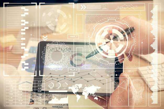 Exposición múltiple de las manos de los hombres sosteniendo y utilizando un dispositivo digital y dibujo del tema de los datos Concepto de innovación