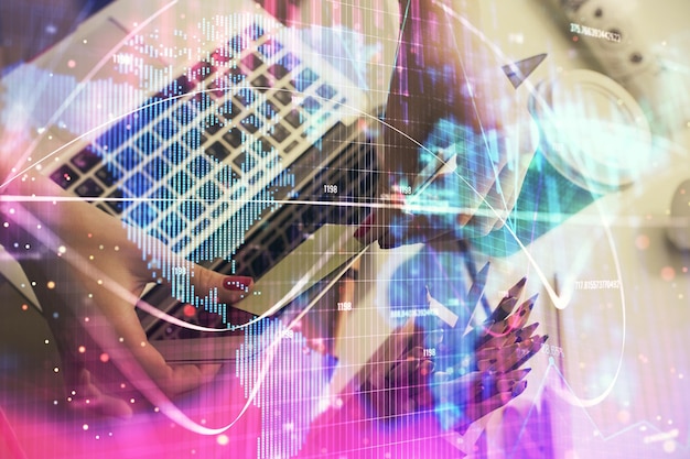 Exposición múltiple de manos de mujer escribiendo en computadora y concepto de éxito de dibujo de holograma de tema empresarial