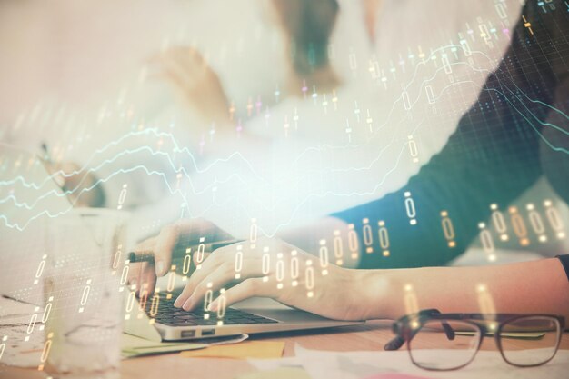 Exposición múltiple de manos de mujer escribiendo en computadora y dibujo de holograma gráfico financiero Concepto de análisis de mercado de valores