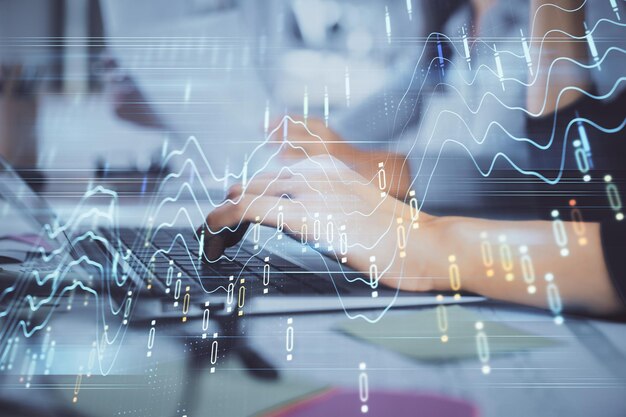 Exposición múltiple de manos de mujer escribiendo en computadora y gráfico financiero holograma dibujo concepto de análisis del mercado de valores