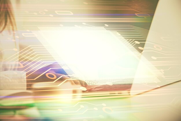 Exposición múltiple de manos de mujer trabajando en computadora y concepto de tecnología de dibujo de holograma de tema de datos