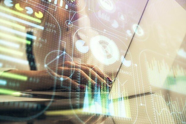 Exposición múltiple de manos de mujer trabajando en computadora y concepto de tecnología de dibujo de holograma de tema de datos
