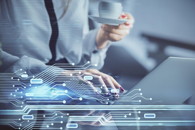Exposición múltiple de manos de mujer trabajando en computadora y concepto de tecnología de dibujo de holograma de tema de datos