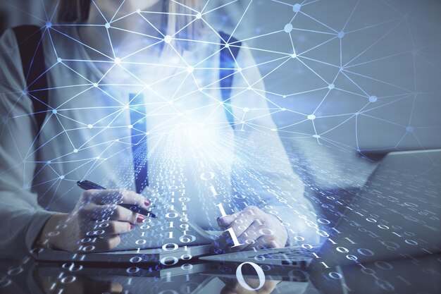 Exposición múltiple de manos de mujer trabajando en computadora y concepto de tecnología de dibujo de holograma de tema de datos
