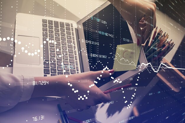 Exposición múltiple de manos de mujer trabajando en computadora y concepto de tecnología de dibujo de holograma de tema de datos