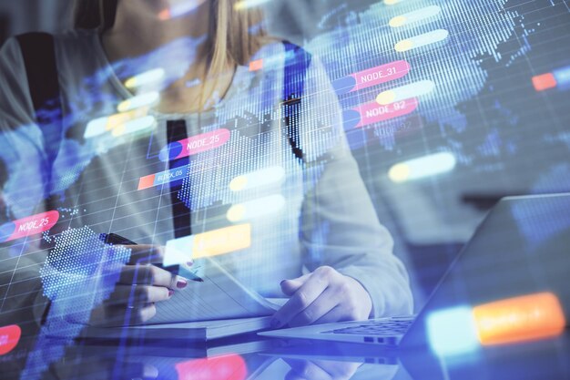Exposición múltiple de manos de mujer trabajando en computadora y concepto de tecnología de dibujo de holograma de tema de datos