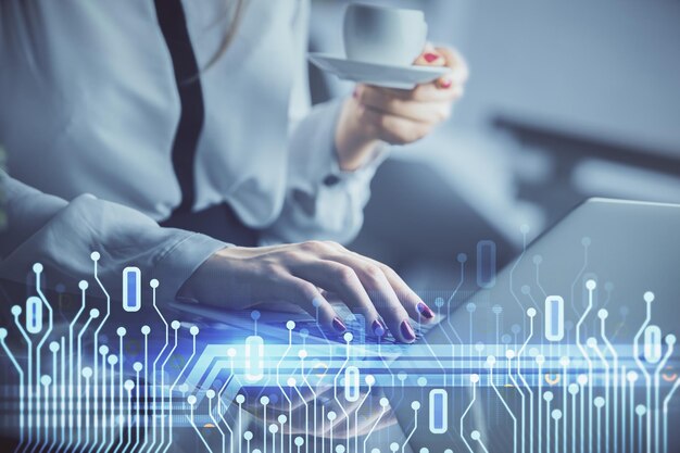 Exposición múltiple de manos de mujer trabajando en computadora y concepto de tecnología de dibujo de holograma de tema de datos