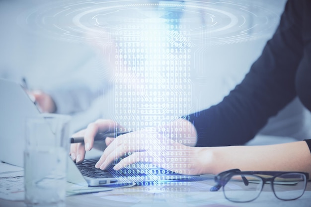 Exposición múltiple de manos de mujer trabajando en computadora y concepto de tecnología de dibujo de holograma de tema de datos