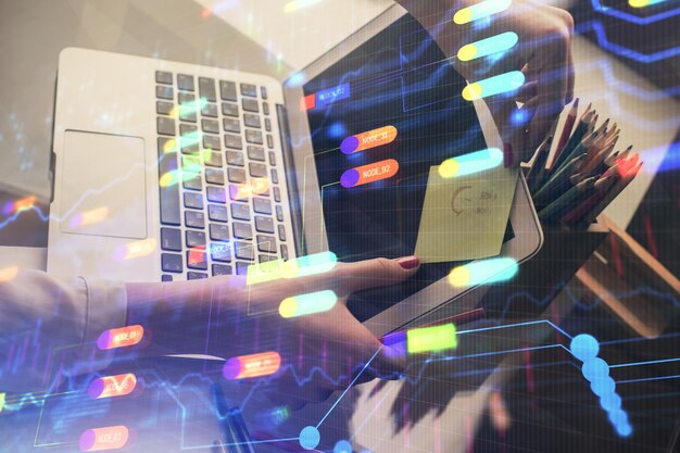 Exposición múltiple de manos de mujer trabajando en computadora y concepto de tecnología de dibujo de holograma de tema de datos