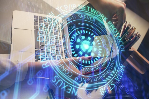 Exposición múltiple de manos de mujer trabajando en computadora y concepto de tecnología de dibujo de holograma de tema de datos