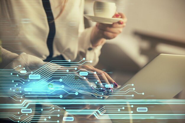 Exposición múltiple de manos de mujer trabajando en computadora y concepto de tecnología de dibujo de holograma de tema de datos