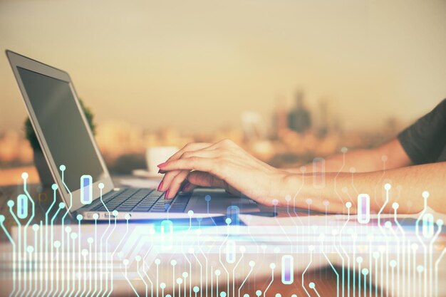 Exposición múltiple de manos de mujer trabajando en computadora y concepto de tecnología de dibujo de holograma de tema de datos