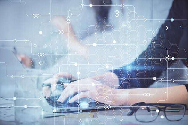 Exposición múltiple de manos de mujer trabajando en computadora y concepto de tecnología de dibujo de holograma de tema de datos