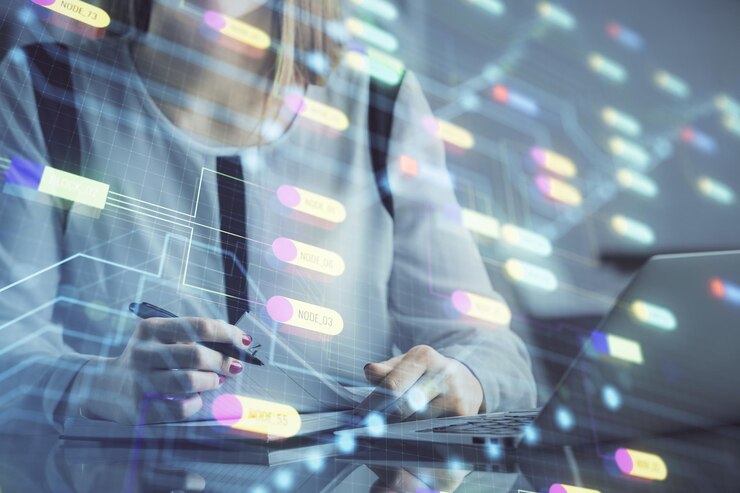Foto exposición múltiple de manos de mujer trabajando en computadora y dibujo de holograma de tema de datos concepto tecnológico