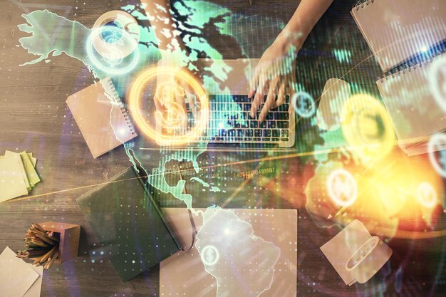 Exposición múltiple de manos de mujer trabajando en computadora y gráfico de forex holograma dibujo Vista superior Concepto de análisis financiero
