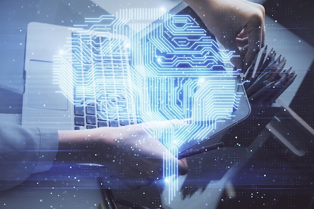 Exposición múltiple de manos de mujer trabajando en computadora y holograma de cerebro humano dibujando el concepto de tecnología Ai
