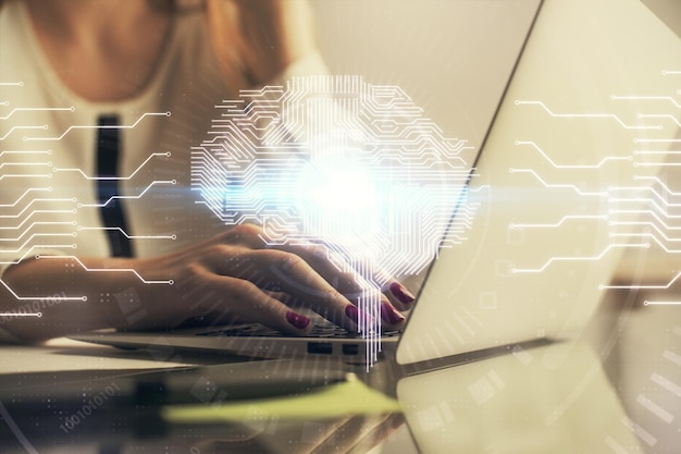 Exposición múltiple de manos de mujer trabajando en computadora y holograma de cerebro humano dibujando el concepto de tecnología Ai