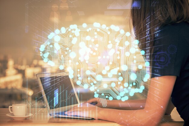 Exposición múltiple de manos de mujer trabajando en computadora y holograma de cerebro humano dibujando el concepto de tecnología Ai