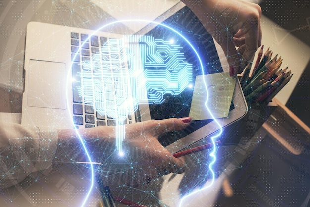 Exposición múltiple de manos de mujer trabajando en computadora y holograma de cerebro humano dibujando el concepto de tecnología Ai