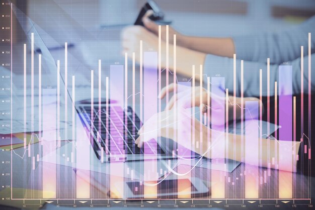 Exposición múltiple de manos de mujeres escribiendo en la computadora y dibujo de hologramas de gráficos financieros Concepto de análisis del mercado de valores