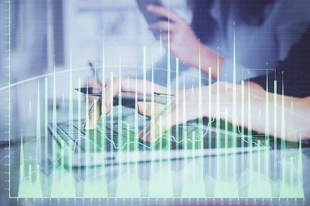 Exposición múltiple de manos de mujeres escribiendo en computadora y dibujo de hologramas de gráficos financieros Concepto de análisis del mercado de valores