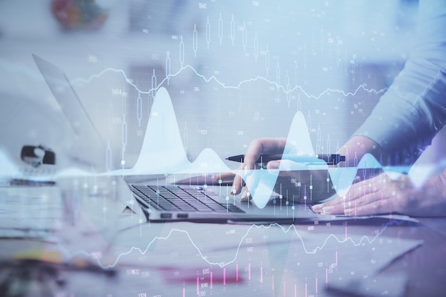 Exposición múltiple de manos de mujeres escribiendo en la computadora y dibujo de hologramas de gráficos financieros Concepto de análisis del mercado de valores