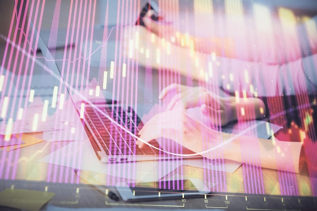 Exposición múltiple de manos de mujeres escribiendo en la computadora y dibujo de hologramas de gráficos financieros Concepto de análisis del mercado de valores