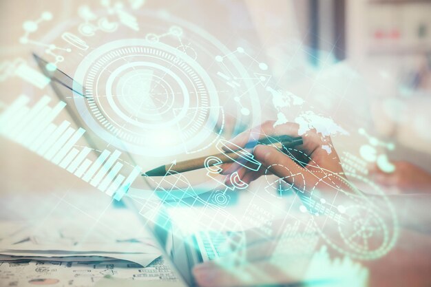 Exposición múltiple de manos de mujeres escribiendo en computadora y dibujo de hologramas de temas comerciales Concepto de éxito