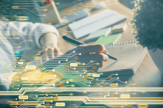 Exposición múltiple de las manos de las mujeres en el fondo con iconos de tecnología y codificación digital Concepto de desarrollo de datos