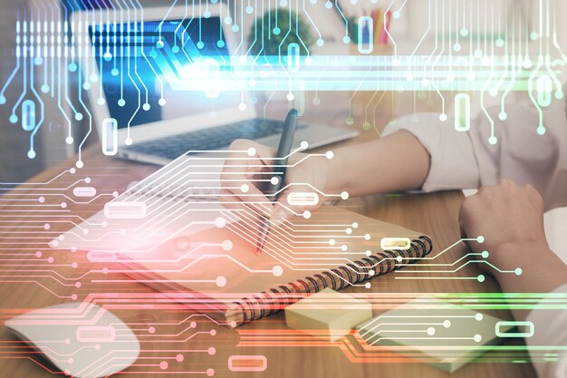 Exposición múltiple de las manos de las mujeres en el fondo con iconos de tecnología y codificación digital Concepto de desarrollo de datos
