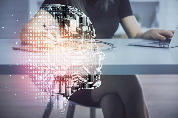 Exposición múltiple de manos de mujeres trabajando en computadora y dibujo de hologramas del cerebro humano Concepto de tecnología AI