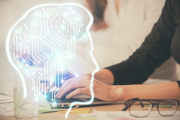 Exposición múltiple de manos de mujeres trabajando en computadora y holograma cerebral dibujando el concepto de Ai