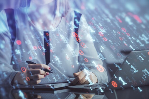 Exposición múltiple de manos de mujeres trabajando en computadora y tema de datos dibujo holográfico concepto técnico