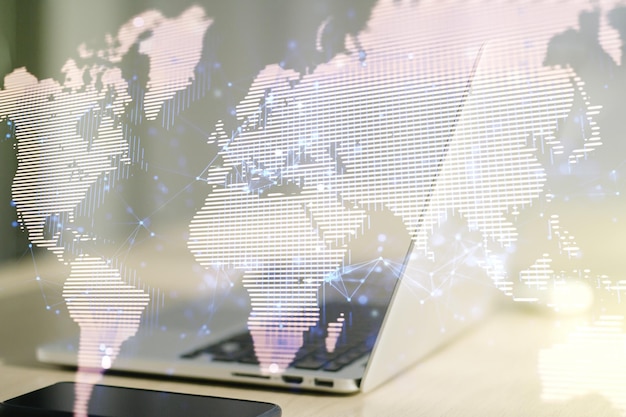 Exposición múltiple de un mapa gráfico abstracto del mundo en el fondo de la computadora concepto de conexión y comunicación