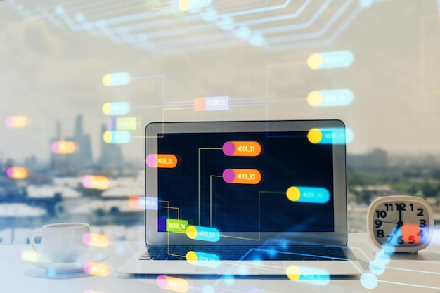 Exposición múltiple de una mesa con una computadora en el fondo y un dibujo temático de datos Concepto de innovación