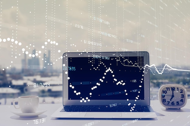 Exposición múltiple de una mesa con una computadora en el fondo y un dibujo temático de datos Concepto de innovación