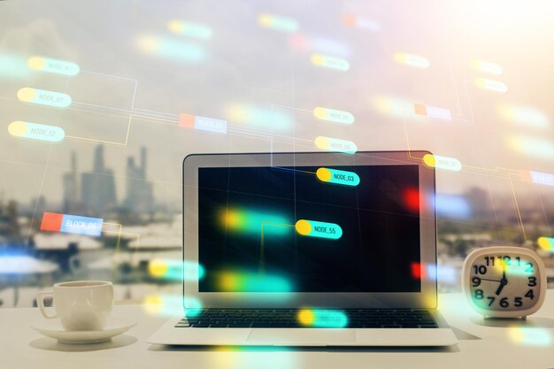 Exposición múltiple de una mesa con una computadora en el fondo y un dibujo temático de datos Concepto de innovación