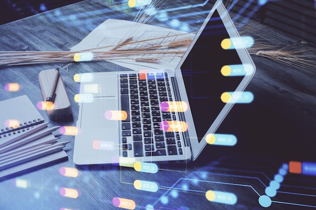 Exposición múltiple de una mesa con una computadora en el fondo y un dibujo temático de datos Concepto de innovación