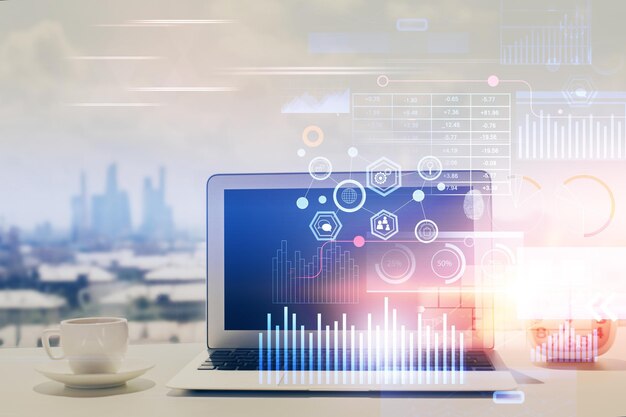Exposición múltiple de una mesa con una computadora en el fondo y un dibujo temático de datos Concepto de innovación